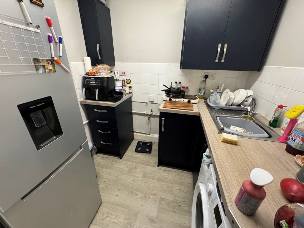 Lot: 132 - PERIOD FREEHOLD BLOCK OF SIX FLATS WITH OFF STREET PARKING - Hay House - Flat 6 - kitchen